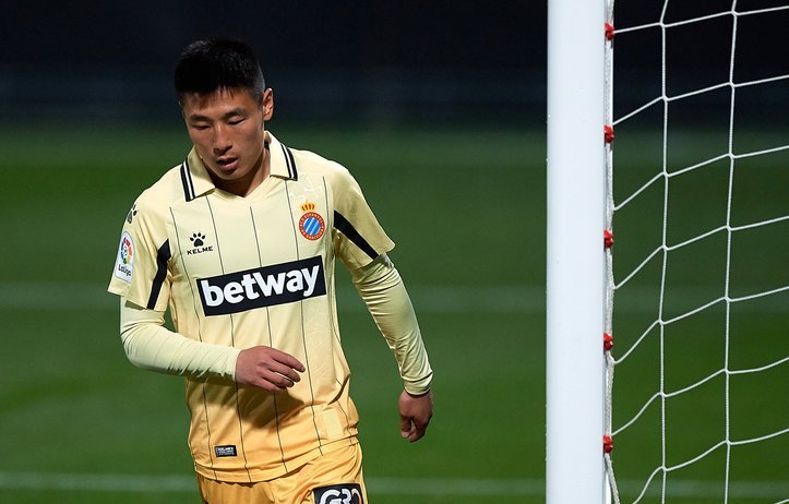 西乙门将红牌后情绪失控，拳击对手引发肢体冲突