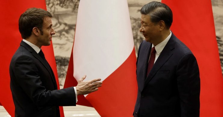 马克龙与法国队共进午餐合影留念