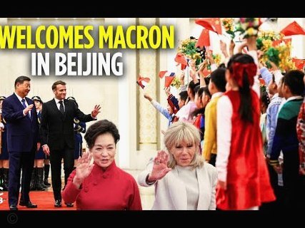 马克龙访问法国队并共进午餐，姆巴佩拉安保人员一起合影
