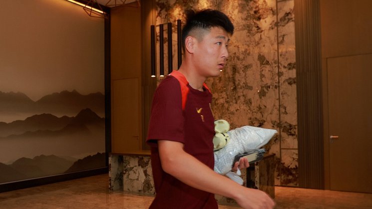 国足冒雨备战 武磊腿部仍缠绷带