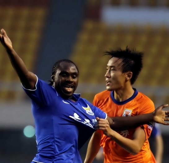 半场：新鹏城2-0西海岸，姚均晟兜射破僵，杨一鸣建功