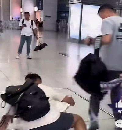 天津球迷去给球队送机要签名，不小心滑铲于根伟脚踝