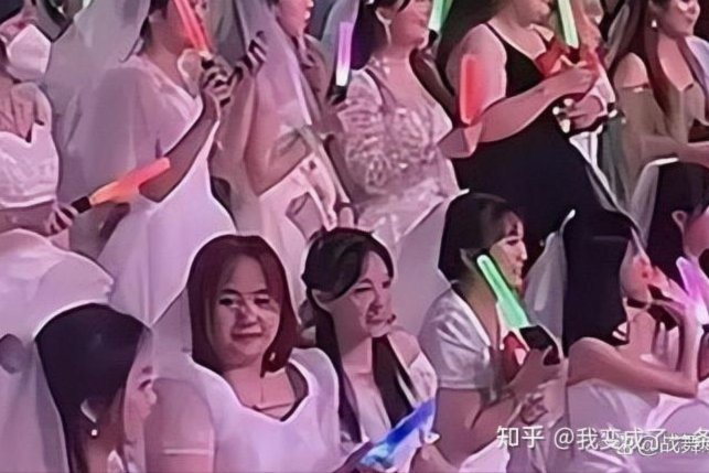 花1200万办个一周的“秀”，还是办一整年让4000个孩子有球踢的联赛？