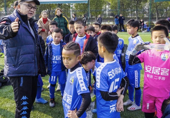 那些说董路不是培养的，你们造谣有啥意义？以后小孩踢出来后看认不认董路不就完了？