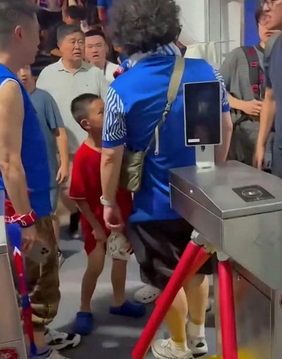 申花球迷赛后围攻武磊小球迷 警方介入调查