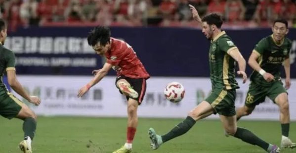 杨明洋社媒晒国足首秀照：三年逆袭终圆梦
